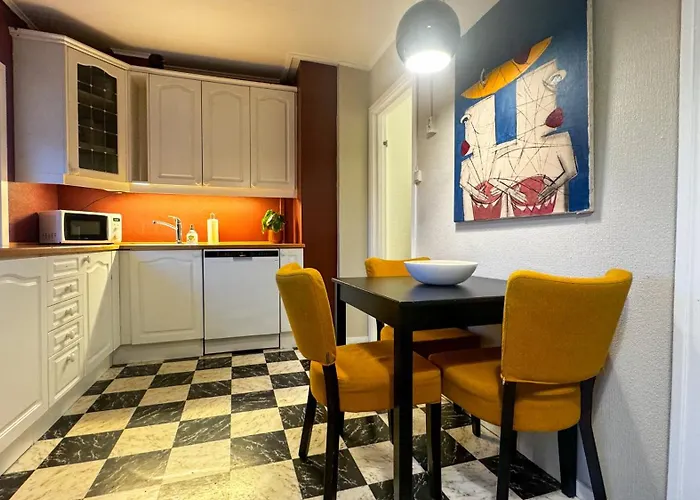 Cozy Apartment With Free Parking